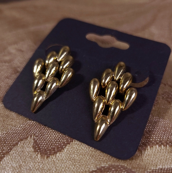 Gold Tone Teardrop Cluster Earrings - Picture 6 of 7